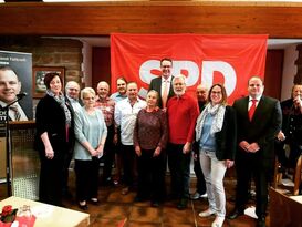 Alexander Schweitzer, Bianca Staßen und Patrick Fassott zusammen mit den Geehrten und der Fraktion der SPD Otterstadt